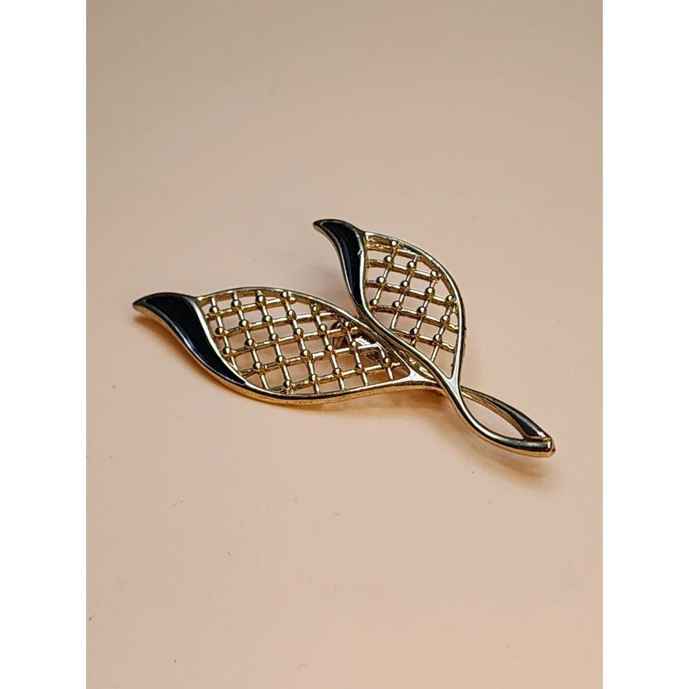 Vintage Leaf Basket‎ Weave Filigree Gold Tone Enamel Brooch Pin Mid Century